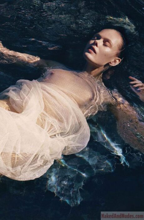 naked Frida Gustavsson