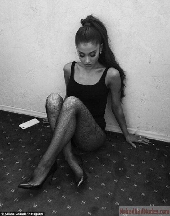 naked Ariana Grande