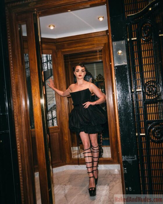 naked Maisie Williams