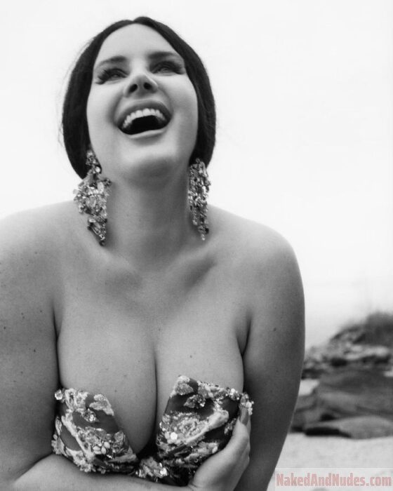 boobs of Lana Del Rey